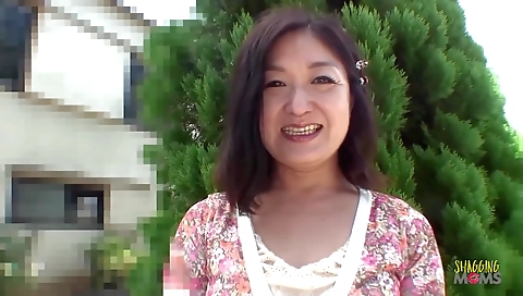 Sexy milf gets her pussy stretched by smash gasps