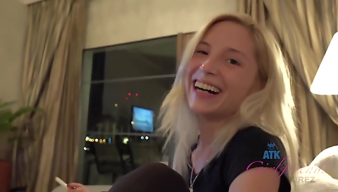 Sexy chick fucked in her pussy