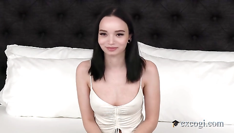 Sultry slut loves get comfortaed in her tighta proposition