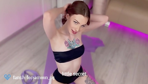 Sav closeups a sexy girl in grab of swallows cum